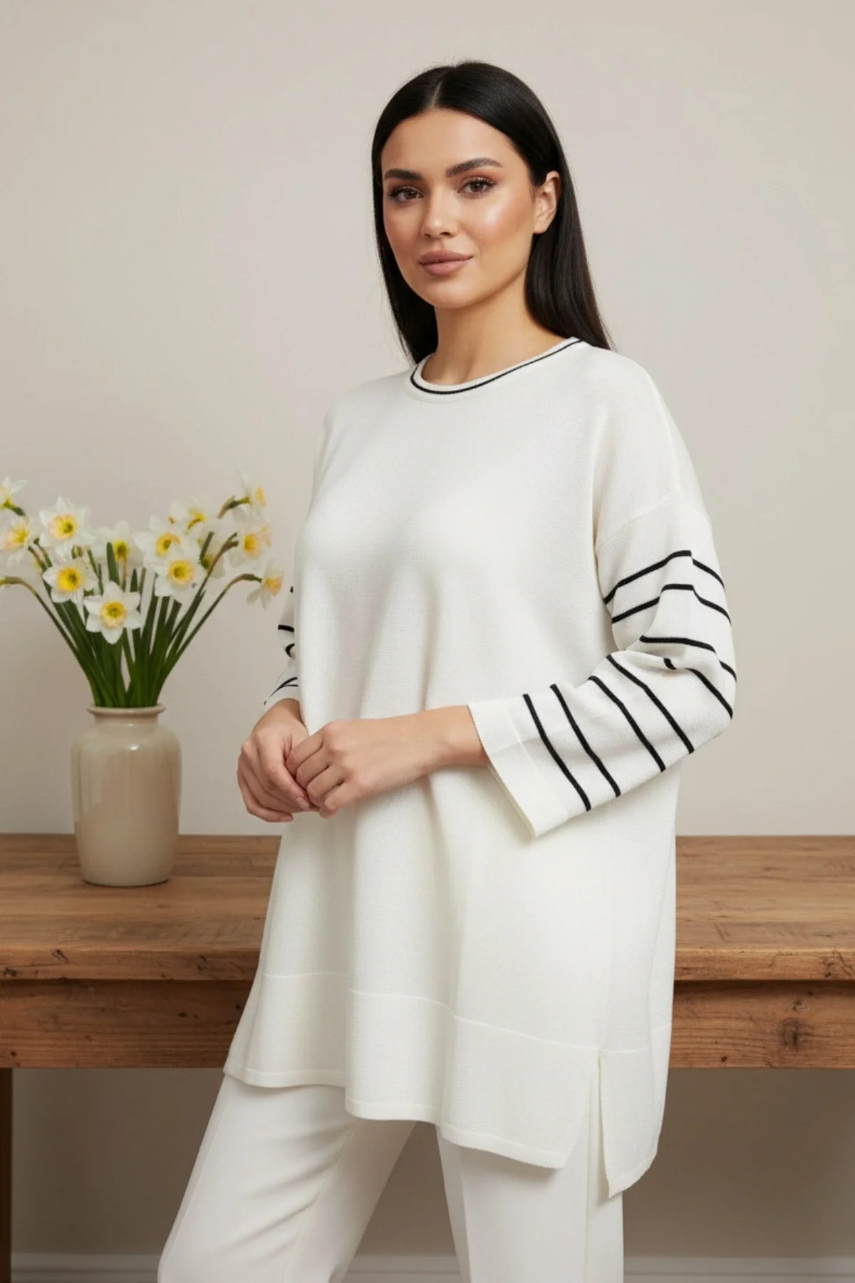 Kadın Beyaz Bisiklet Yaka Kollar Biyeli Kol Ucu Ve Eteği Yırtmaçlı Simli İthal İplik İnce Tiriko Tunik Buluz