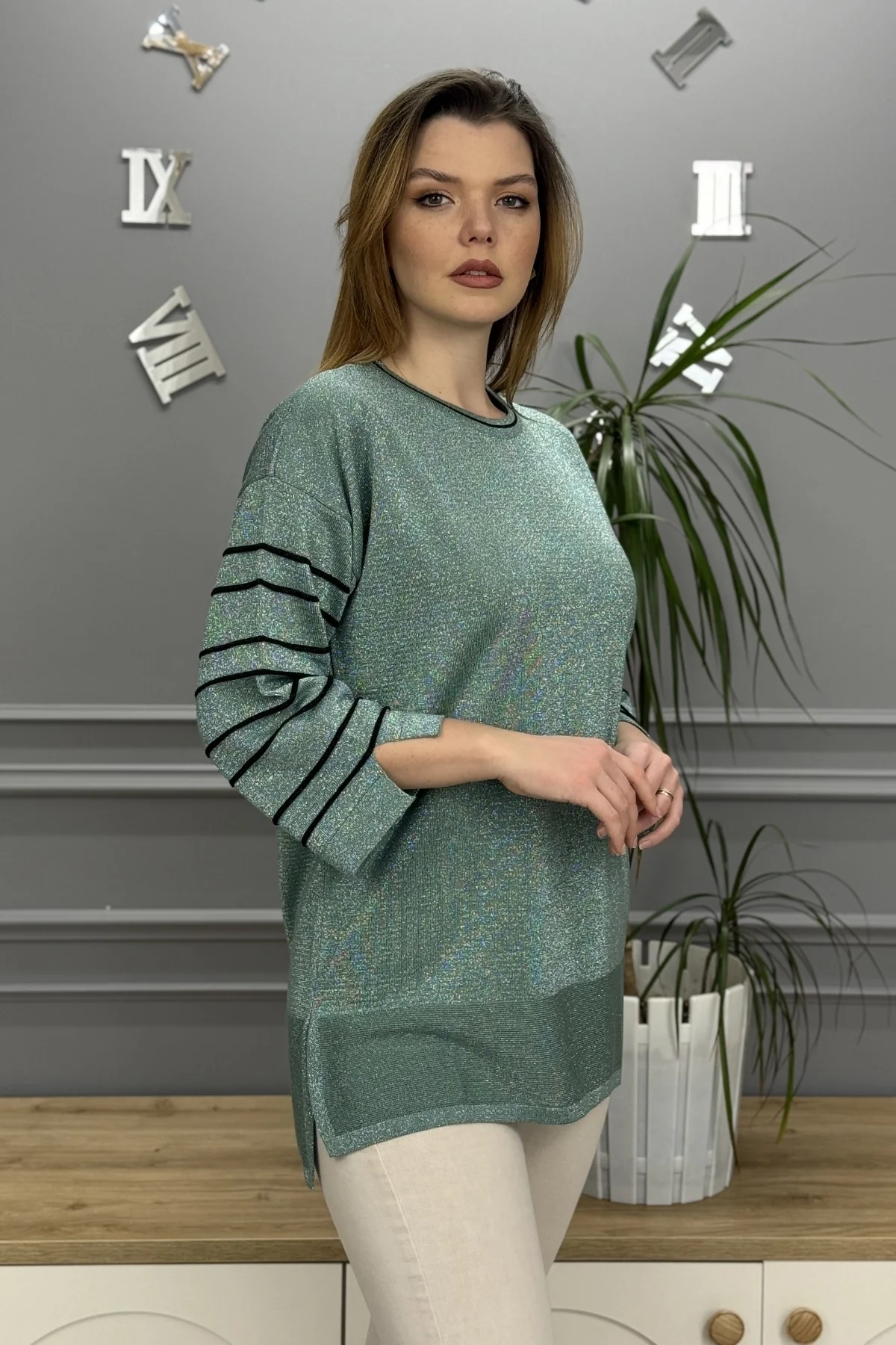 Kadın Çağla Yeşili Bisiklet Yaka Kollar Biyeli Kol Ucu Ve Eteği Yırtmaçlı Simli İthal İplik İnce Tiriko Tunik Buluz