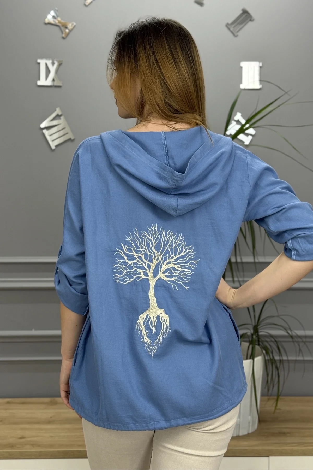 Kadın Mavi Kapüşonlu Sırtı Hayat Ağacı Nakışlı Pamuk Keten Kumaş Katlamalı Uzun Kol Gömlek Ceket