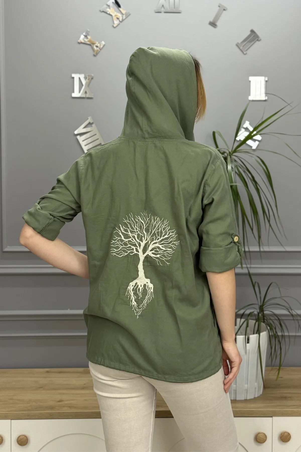 Kadın Haki Yeşil  Kapüşonlu Sırtı Hayat Ağacı Nakışlı Pamuk Keten Kumaş Katlamalı Uzun Kol Gömlek Ceket