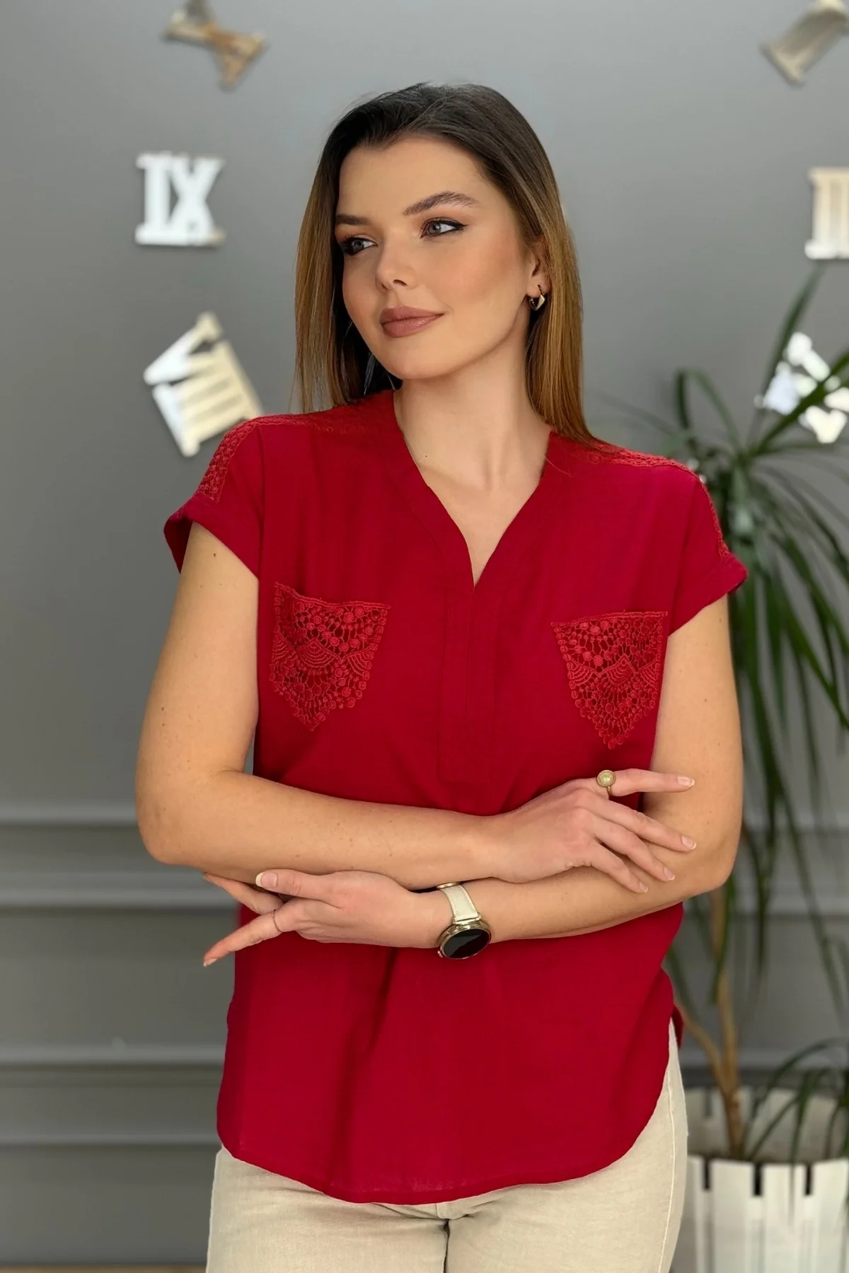 Kadın Kırmızı rengi Omzu Ve Cebi Güpürlü Keten Kumaş Kısa Kol Buluz Gömlek