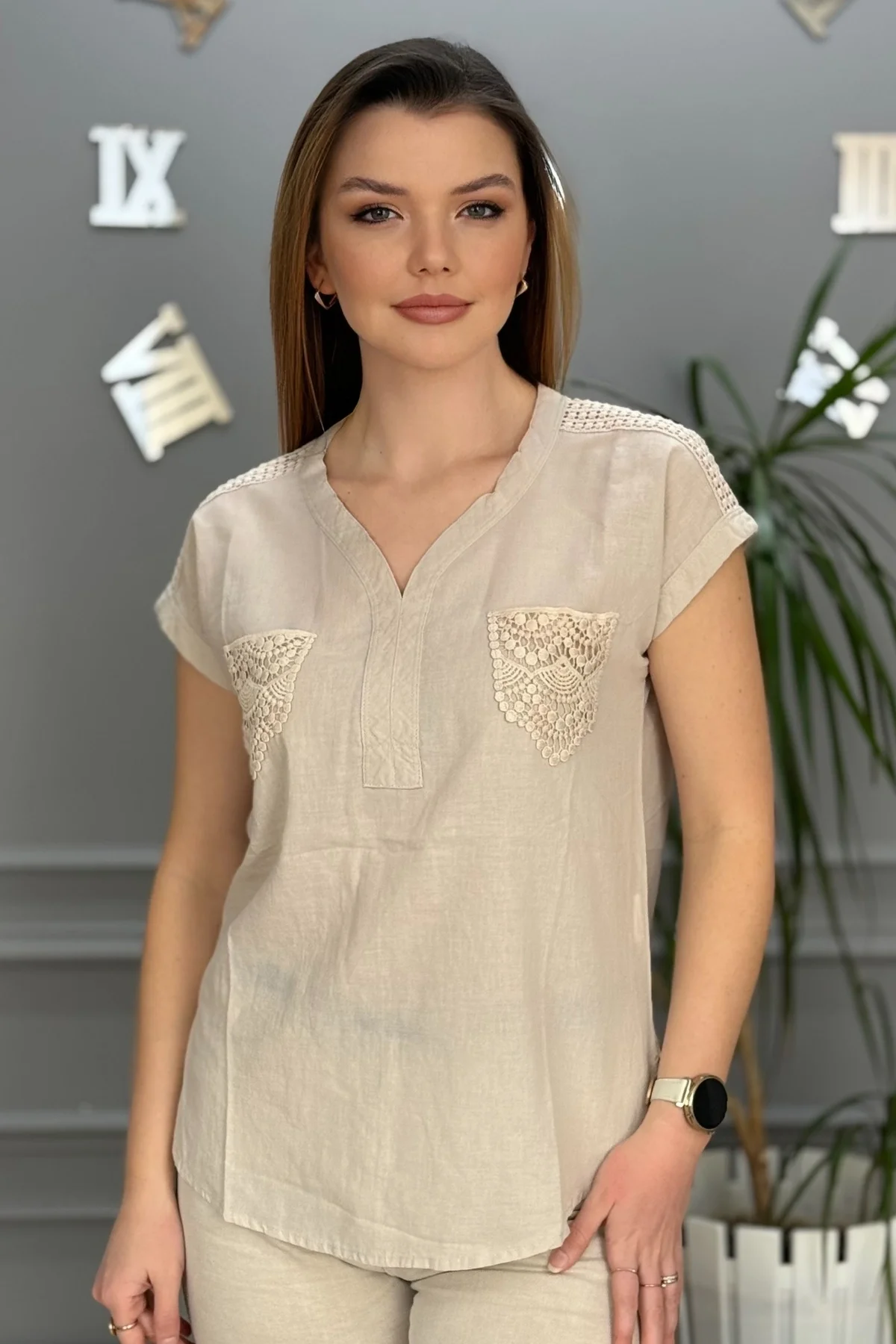 Kadın BEJ rengi Omzu Ve Cebi Güpürlü Keten Kumaş Kısa Kol Buluz Gömlek