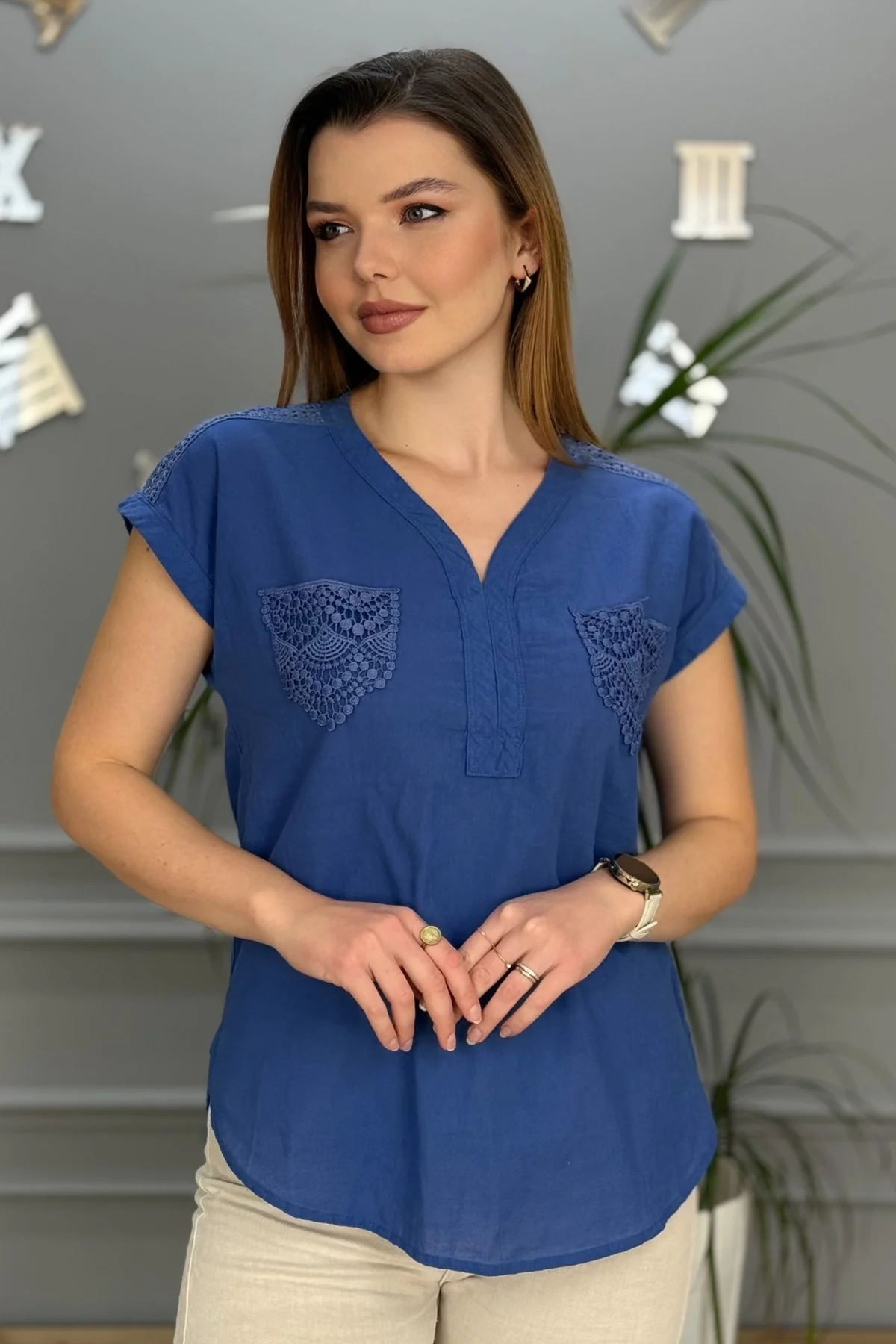 Kadın Mavi Omzu Ve Cebi Güpürlü Keten Kumaş Kısa Kol Buluz Gömlek