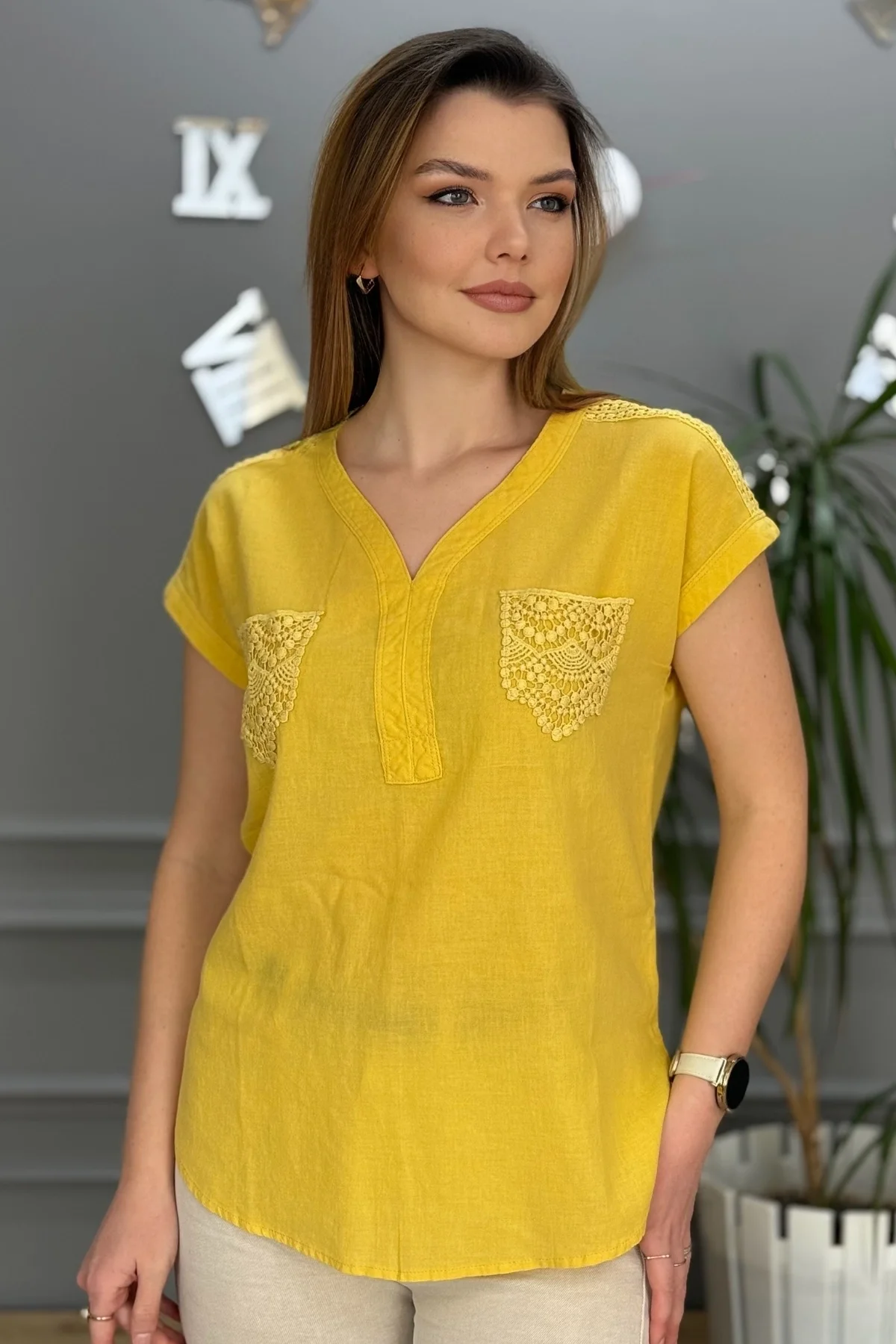 Kadın Sarı Omzu Ve Cebi Güpürlü Keten Kumaş Kısa Kol Buluz Gömlek