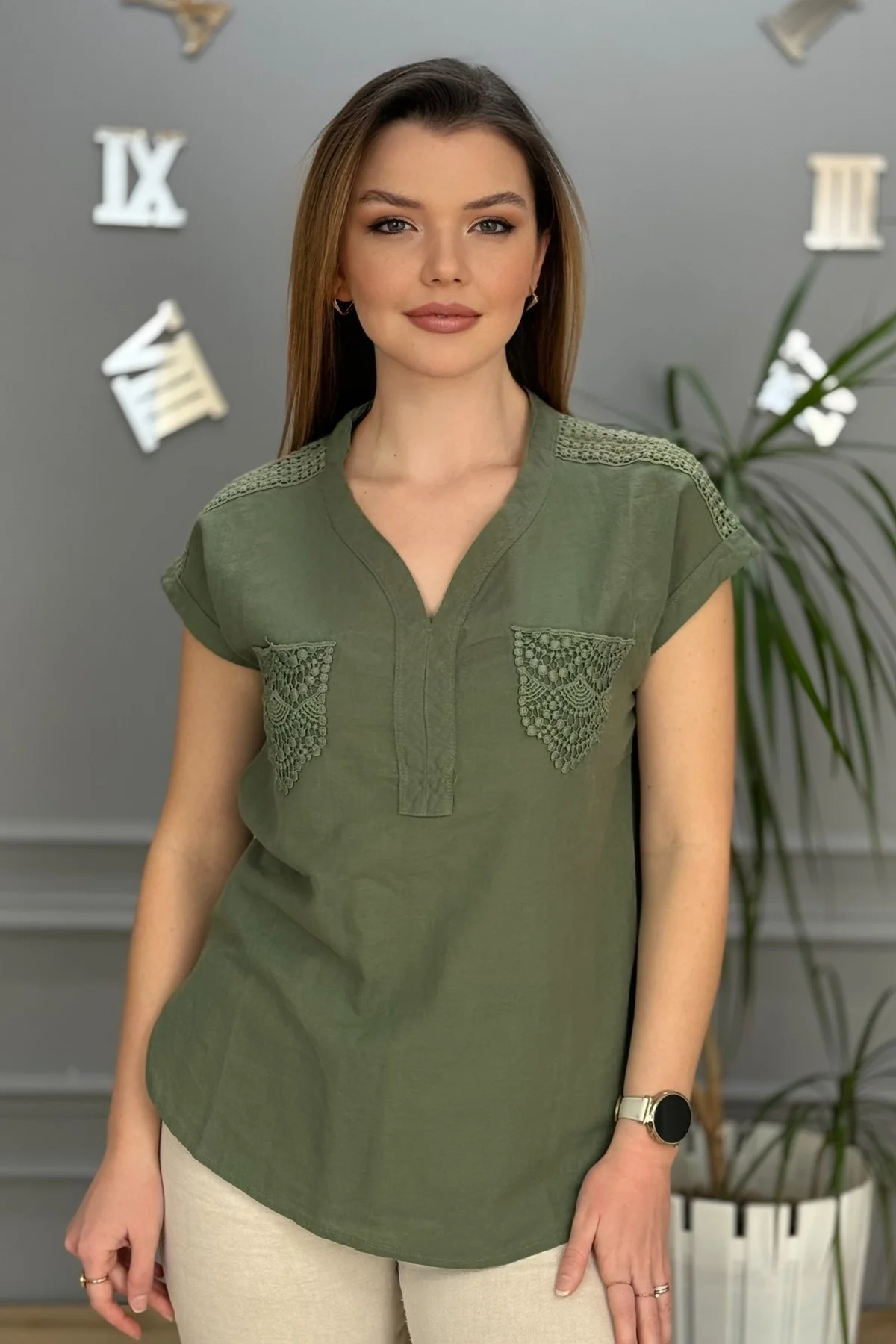 Kadın Yeşil Omzu Ve Cebi Güpürlü Keten Kumaş Kısa Kol Buluz Gömlek