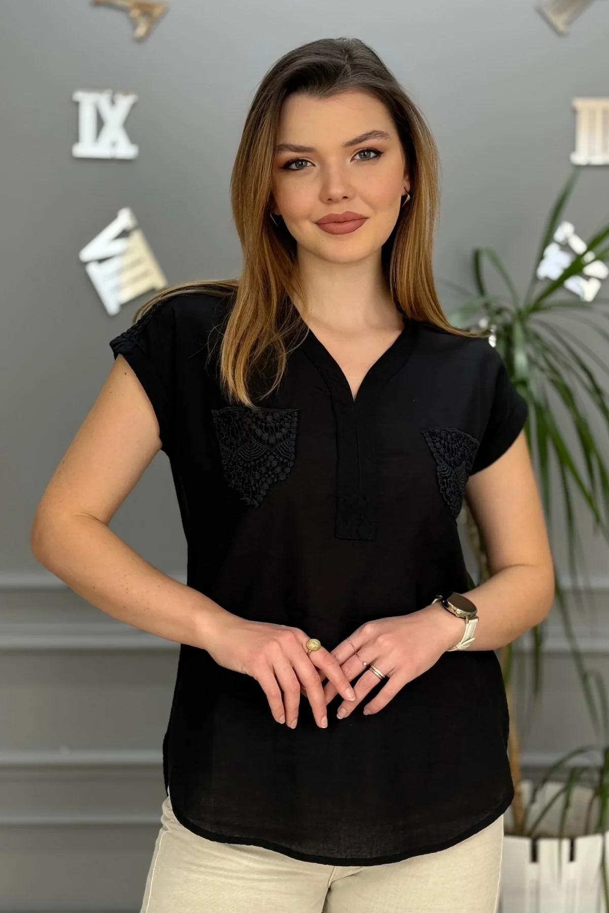 Kadın Siyah Omzu Ve Cebi Güpürlü Keten Kumaş Kısa Kol Buluz Gömlek