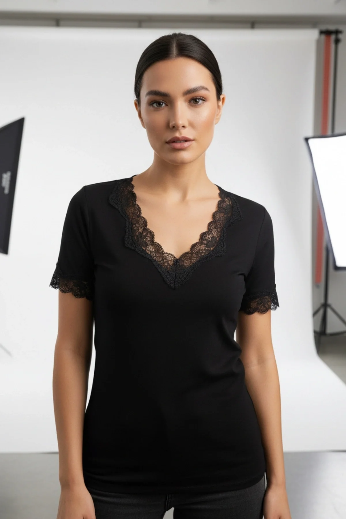 Kadın Siyah V Yaka Yakası Ve Kol Ucu Dantelli Likralı Esnek Kısa Kol Bluz