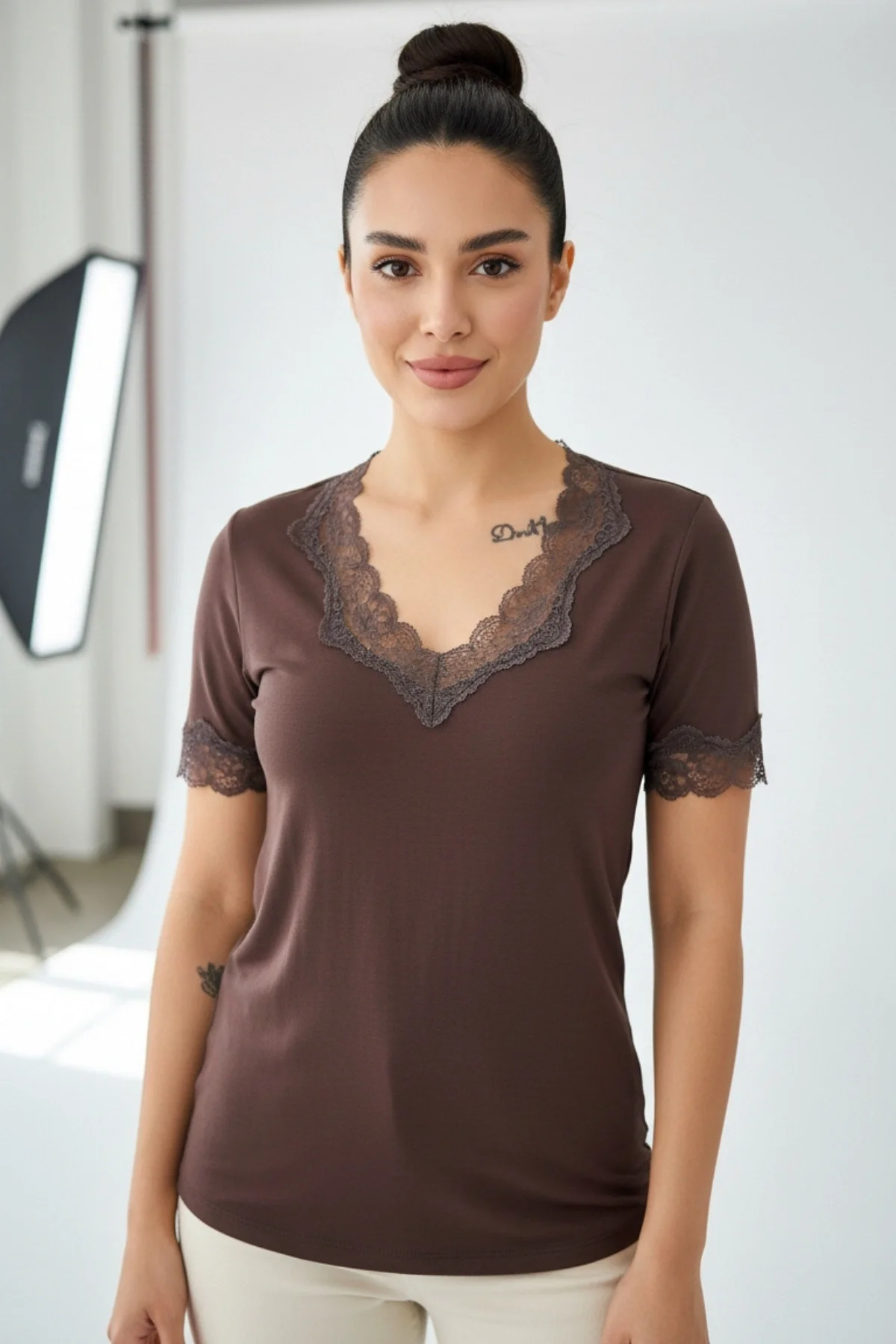 Kadın KAHVE V Yaka Yakası Ve Kol Ucu Dantelli Likralı Esnek Kısa Kol Bluz
