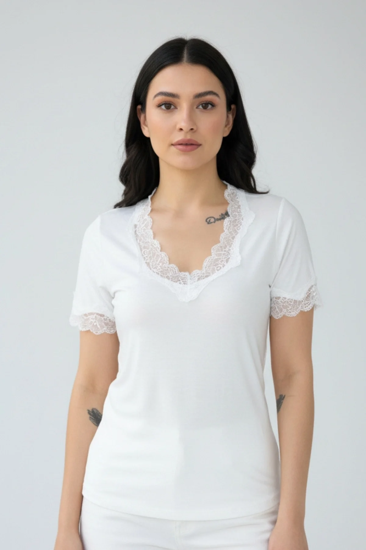 Kadın BEYAZ V Yaka Yakası Ve Kol Ucu Dantelli Likralı Esnek Kısa Kol Bluz