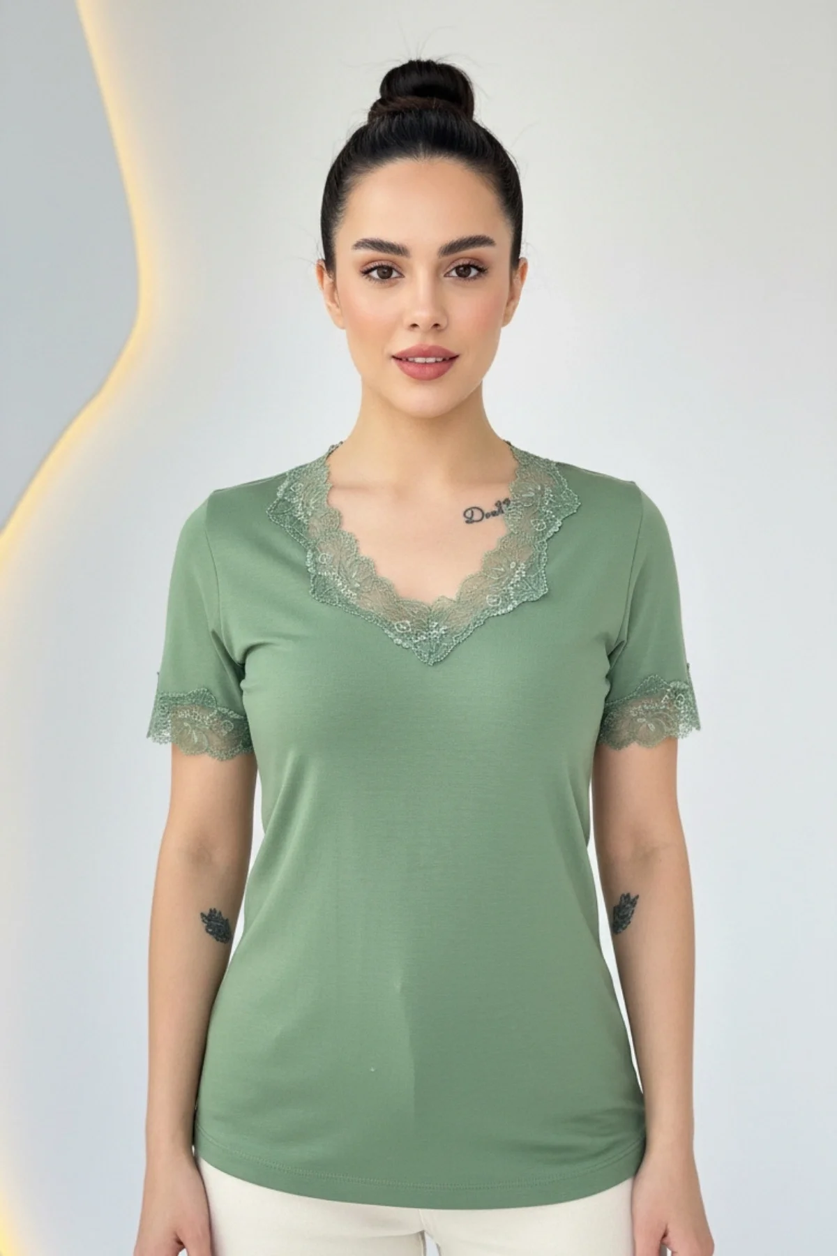 Kadın YEŞİL V Yaka Yakası Ve Kol Ucu Dantelli Likralı Esnek Kısa Kol Bluz