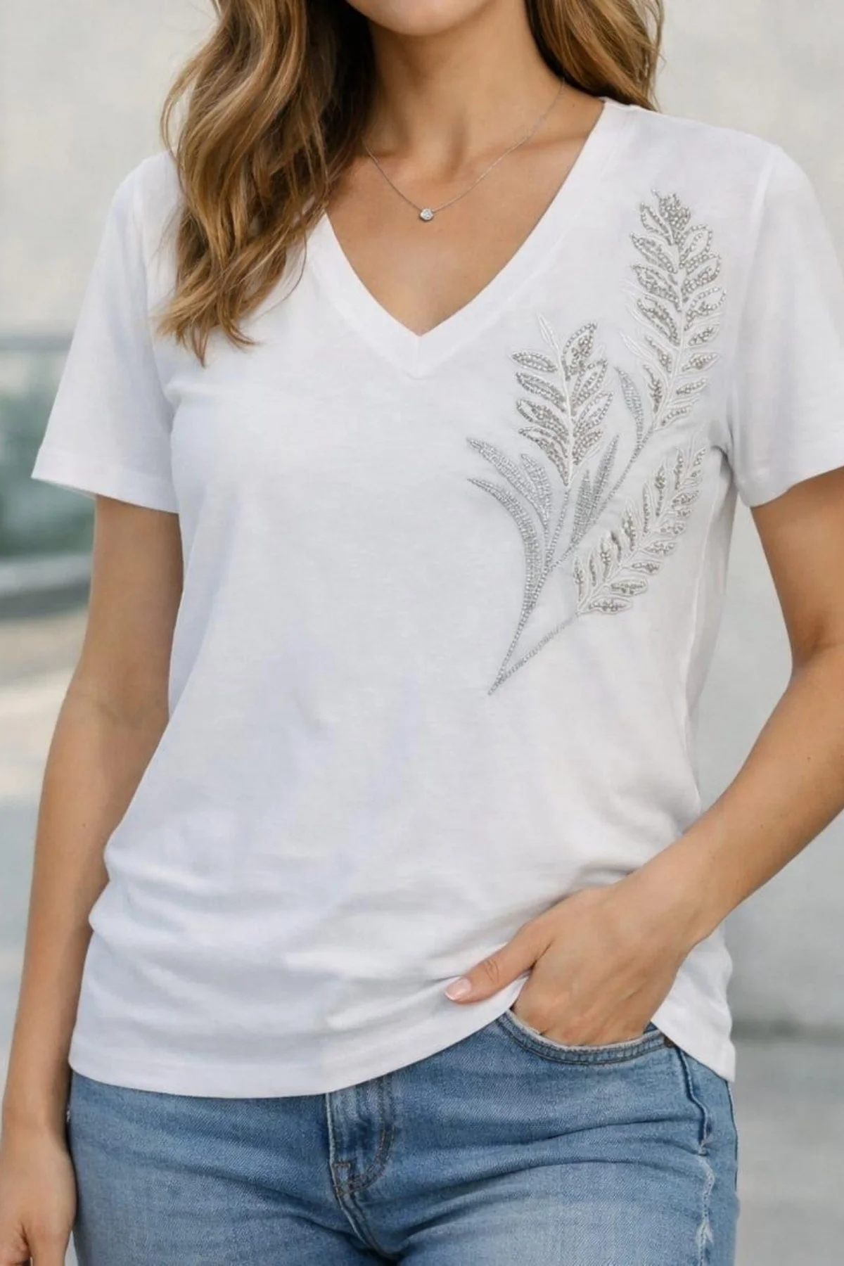 Kadın Beyaz V Yaka Göğsü Çİçek Detaylı % 100 Pamuk Penye Kumaş Kısa Kol Bluz