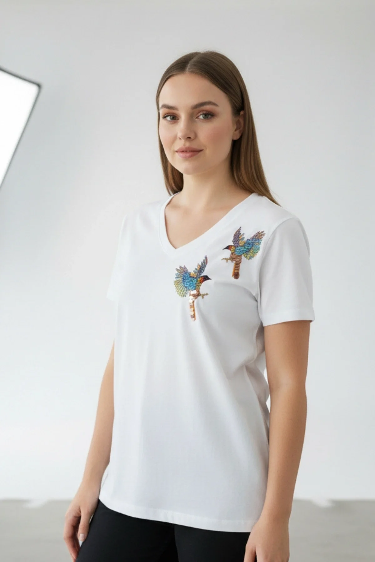 Kadın BEYAZ V Yaka Göğsü Kuş İşlemeli % 100 Pamuk Penye Kumaş Kısa Kol Bluz