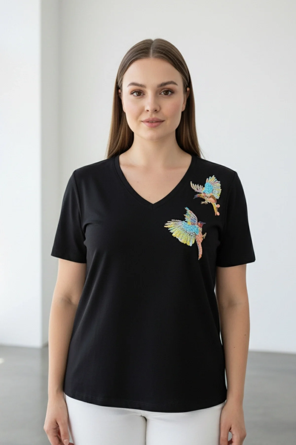 Kadın SİYAH V Yaka Göğsü Kuş İşlemeli % 100 Pamuk Penye Kumaş Kısa Kol Bluz