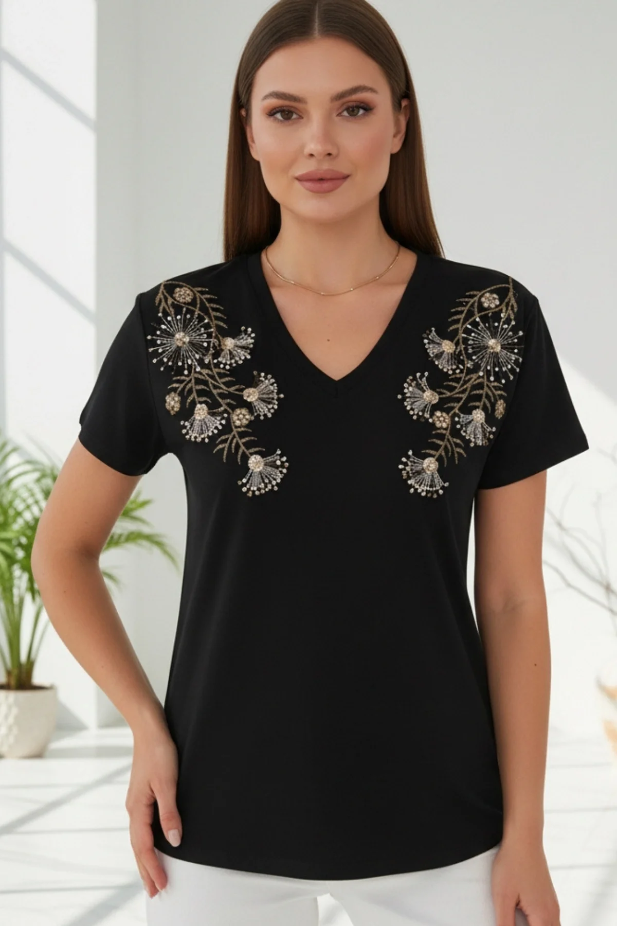 Kadın SİYAH V Yaka İki Omzu Çiçek İşlemeli % 100 Pamuk Penye Kumaş Kısa Kol Bluz