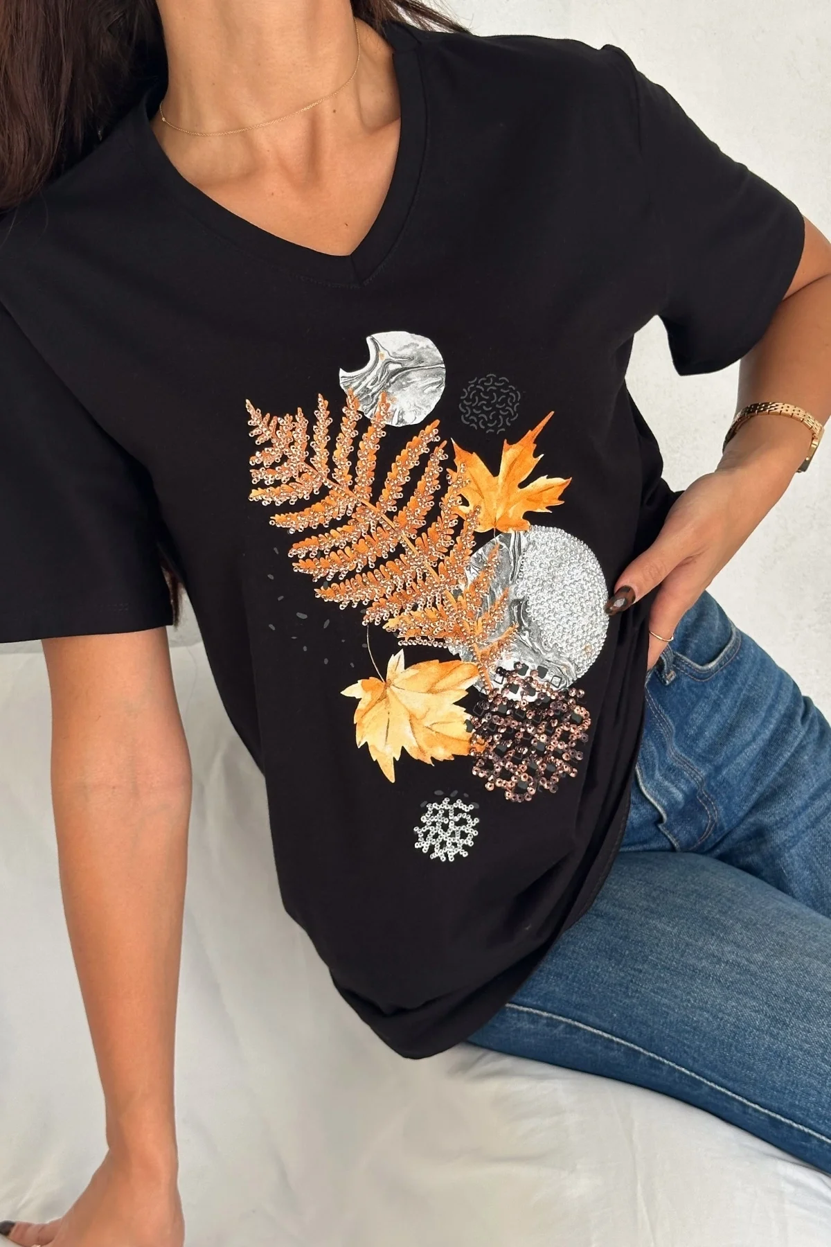 Kadın SİYAH V Yaka Önü İşlemeli % 100 Pamuk Penye Kumaş Kısa Kol Bluz