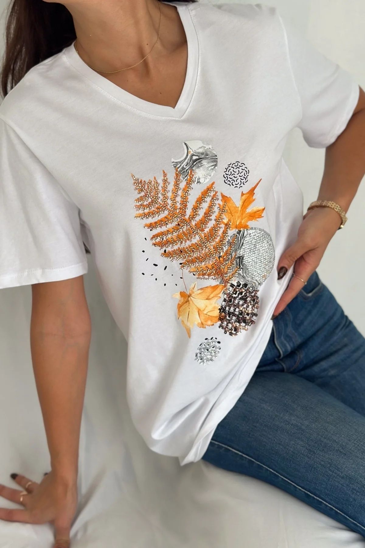 Kadın BEYAZ V Yaka Önü İşlemeli % 100 Pamuk Penye Kumaş Kısa Kol Bluz