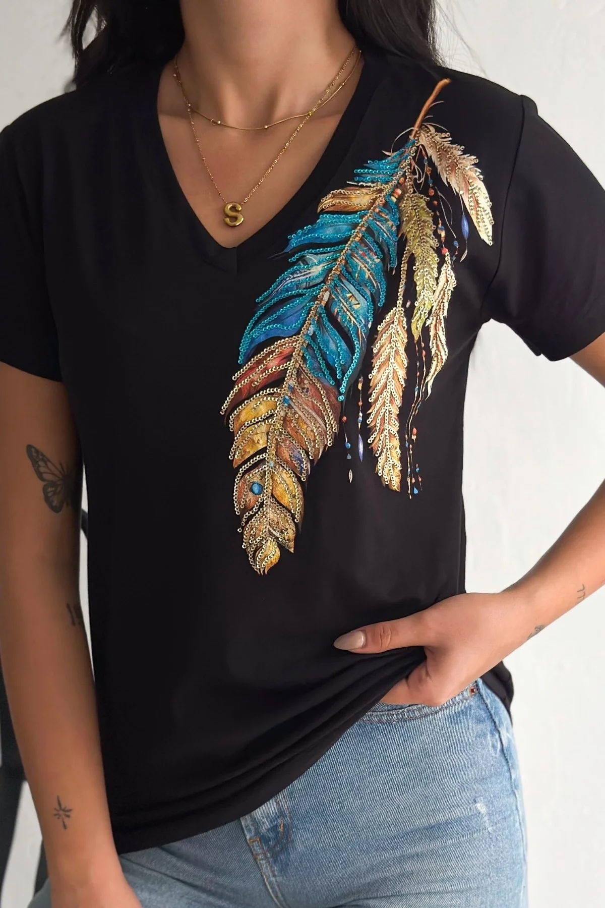 Kadın SİYAH V Yaka Omzu Tüylü İşlemeli % 100 Pamuk Penye Kumaş Kısa Kol Bluz