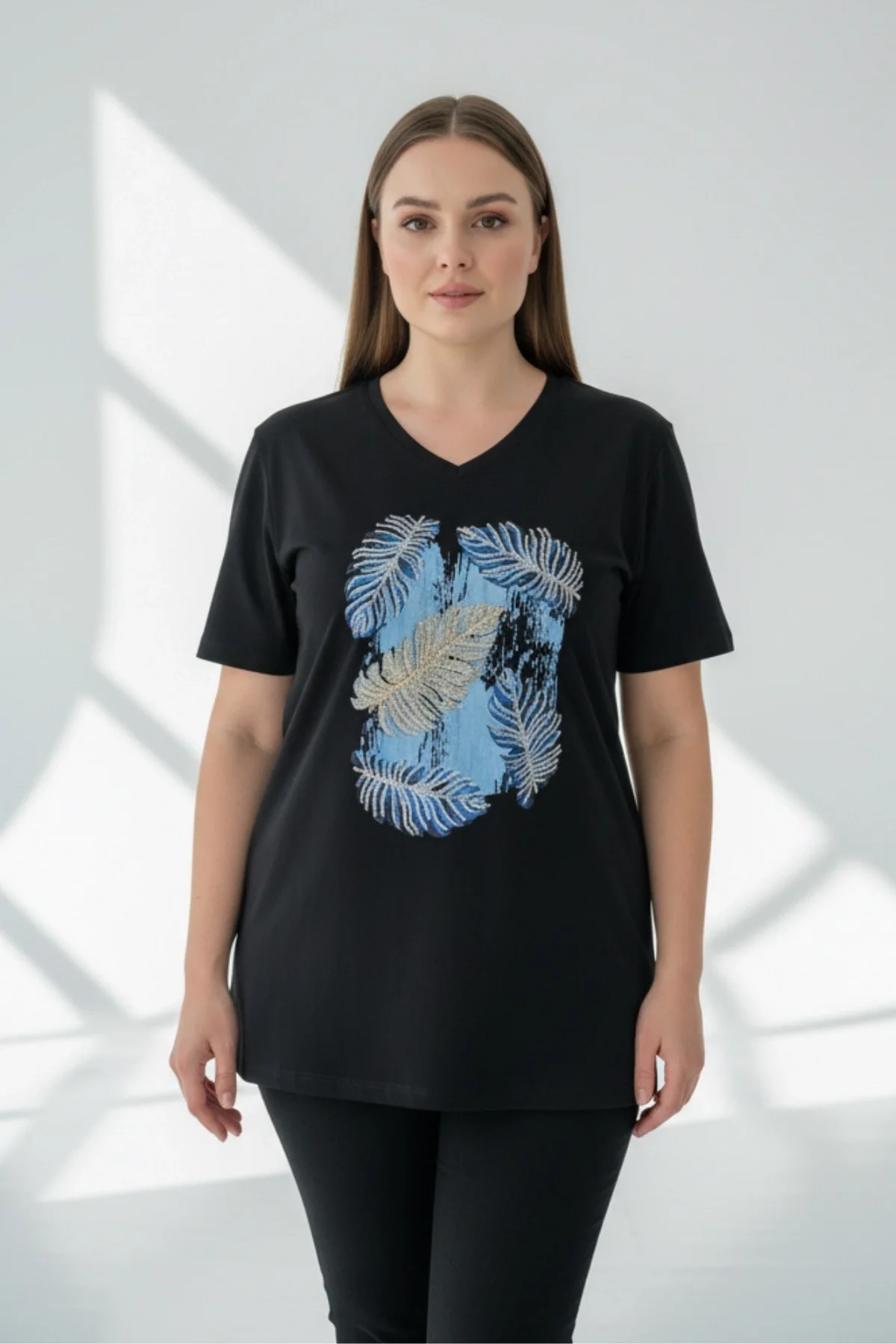 Kadın SİYAH V Yaka Önü Yaprak İşlemeli % 100 Pamuk Penye Kumaş Kısa Kol Bluz