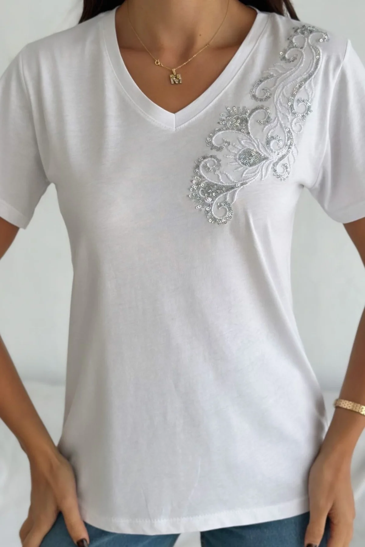Kadın BEYAZ V Yaka Omuz İşlemeli % 100 Pamuk Penye Kumaş Kısa Kol Bluz