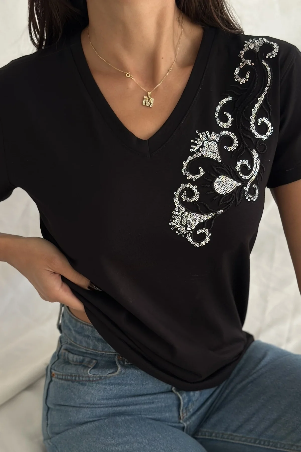 Kadın SİHAY V Yaka Omuz İşlemeli % 100 Pamuk Penye Kumaş Kısa Kol Bluz