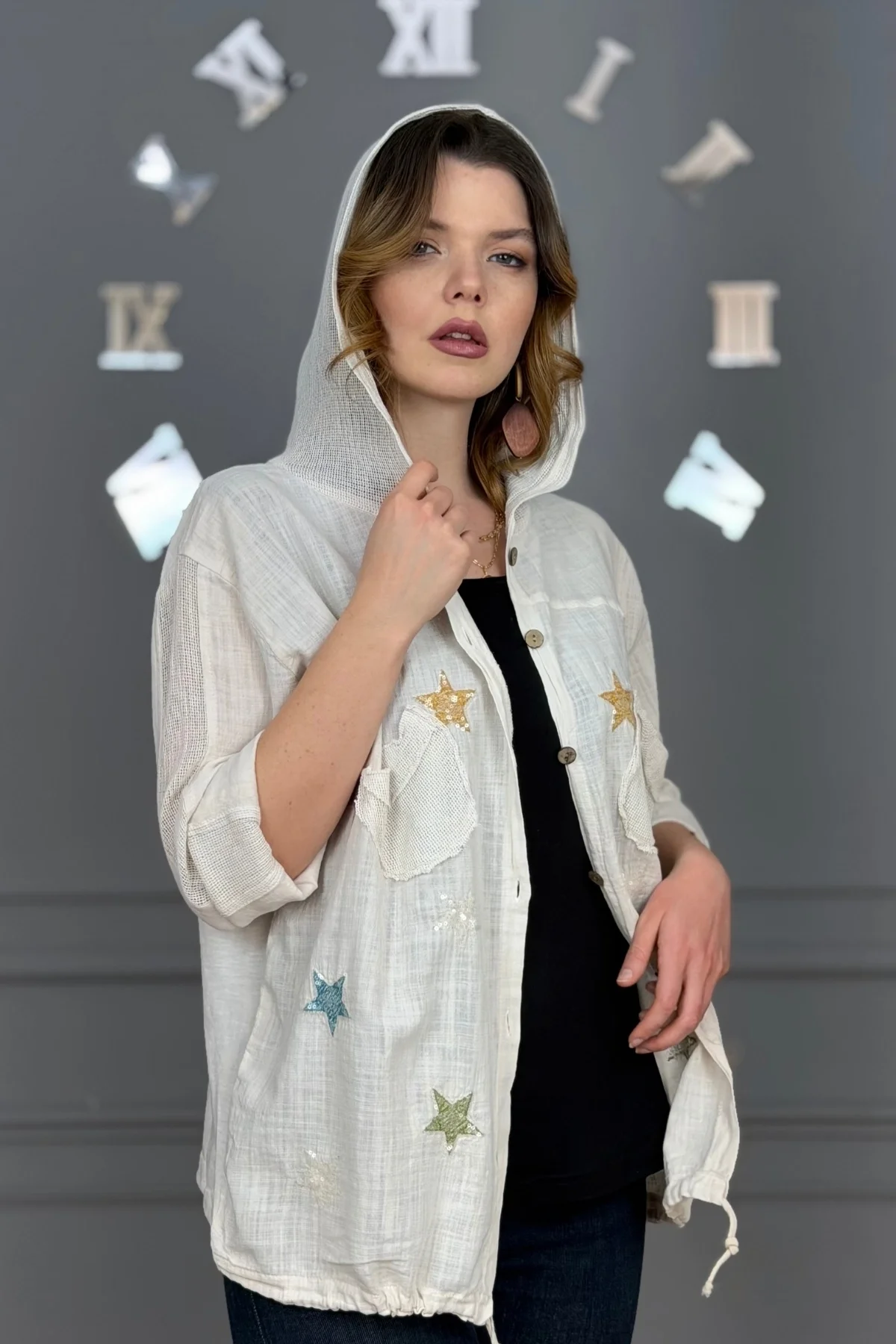 Kadın TAŞ RENGİ Organik Yıkamalı Keten Kumaş Arkası Pamuk Penye Kapüşonlu File Ve Yıldız Pul Nakışlı Gömlek Ceket