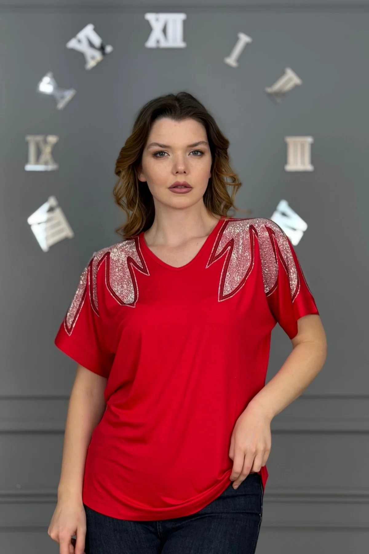 Kadın Kırmızı Büyük Beden V Yaka Omuzlar Yaprak Kristal Taş İşlemeli Likralı Kısa Kol Buluz