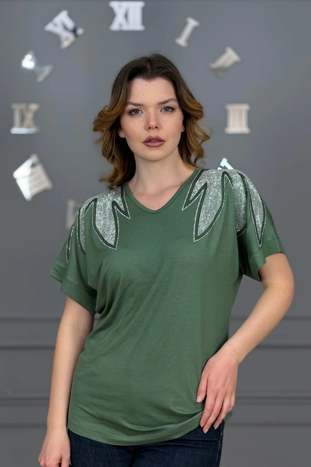 Kadın Yeşil Büyük Beden V Yaka Omuzlar Yaprak Kristal Taş İşlemeli Likralı Kısa Kol Buluz