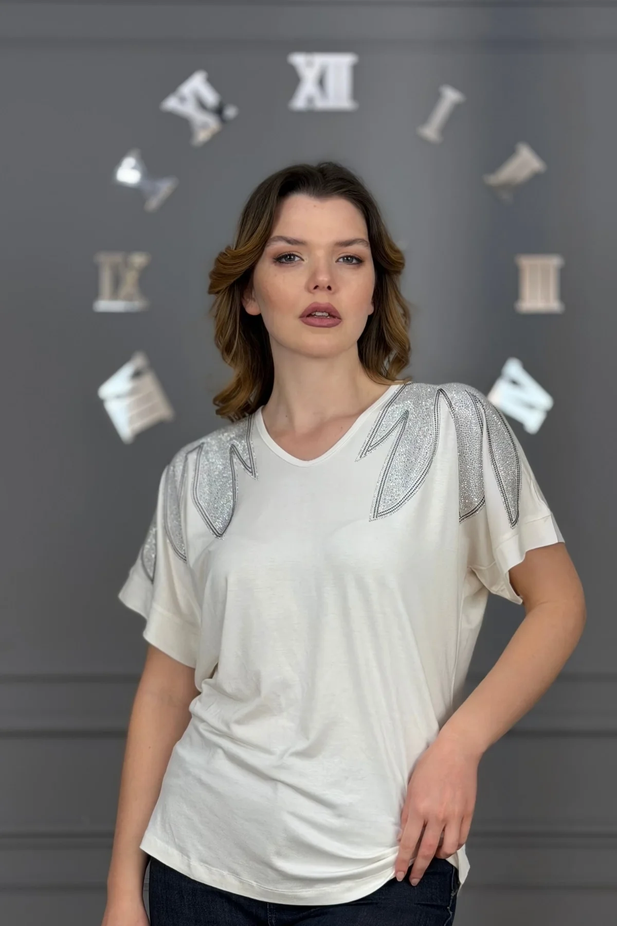 Kadın Beyaz Büyük Beden V Yaka Omuzlar Yaprak Kristal Taş İşlemeli Likralı Kısa Kol Buluz