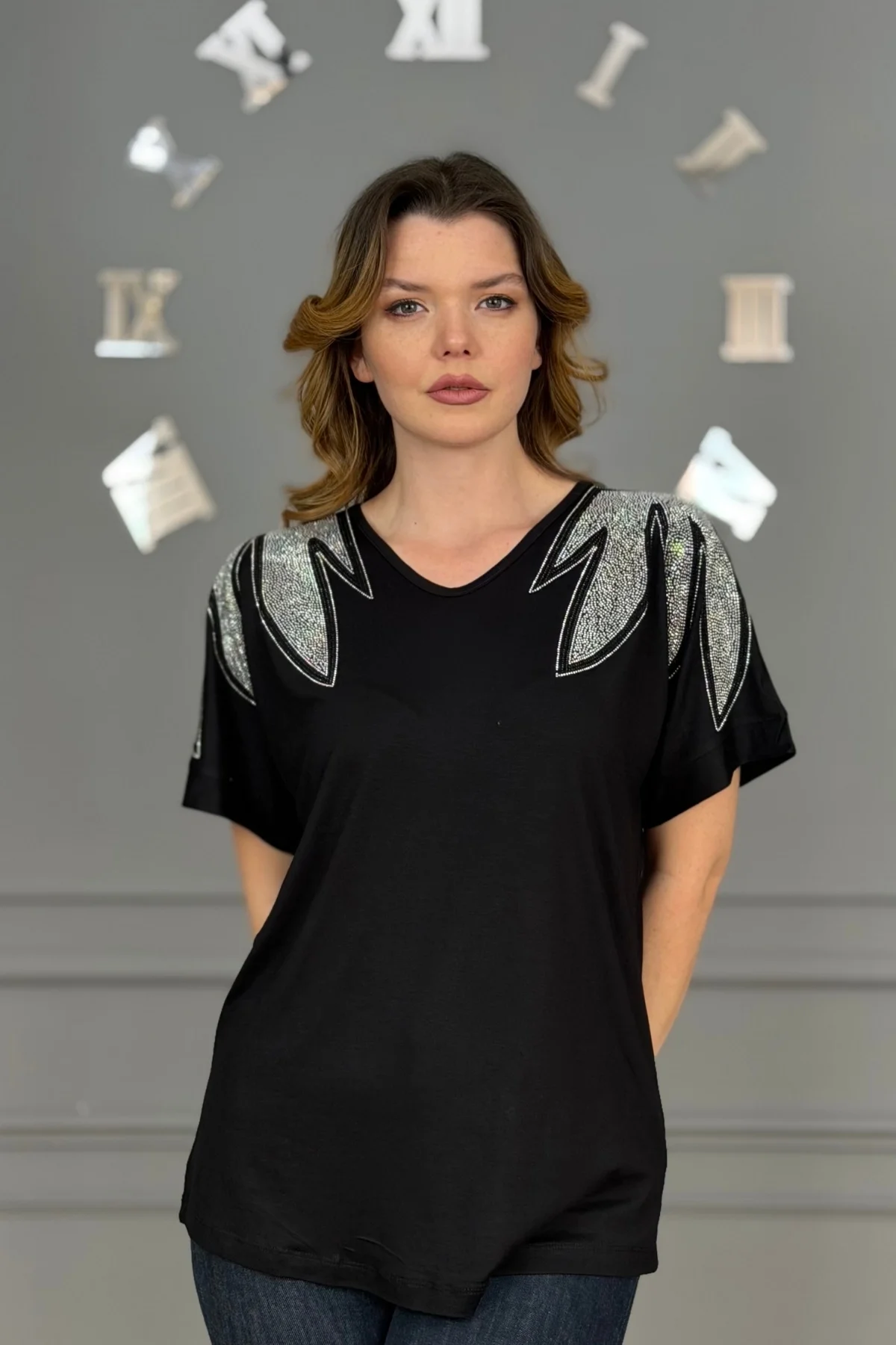 Kadın Siyah Büyük Beden V Yaka Omuzlar Yaprak Kristal Taş İşlemeli Likralı Kısa Kol Buluz