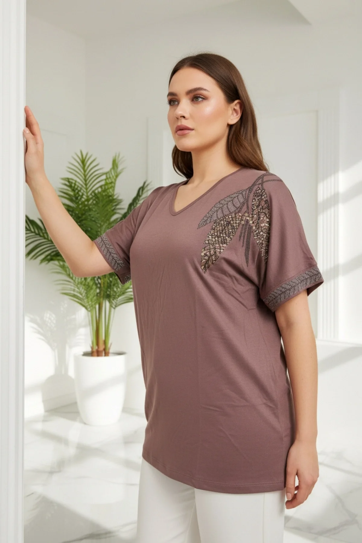 Kadın KAHVE V Vaka Göğsü 3 Yaprak Kırıistal Taşlı Likralı Kısa Kol Bluz