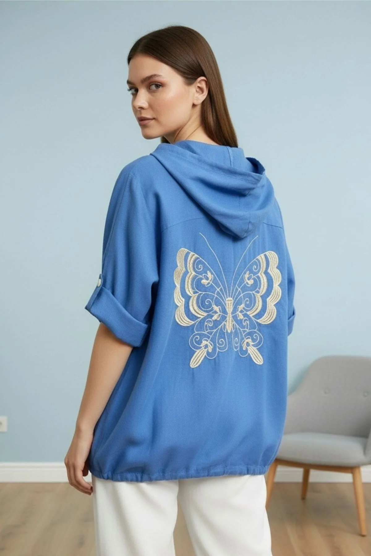 Kadın Açık Mavi Büyük Beden Sırtı Kelebek Nakışlı Kol Katlamalı Pamuk Keten Kumaş Gömlek Ceket