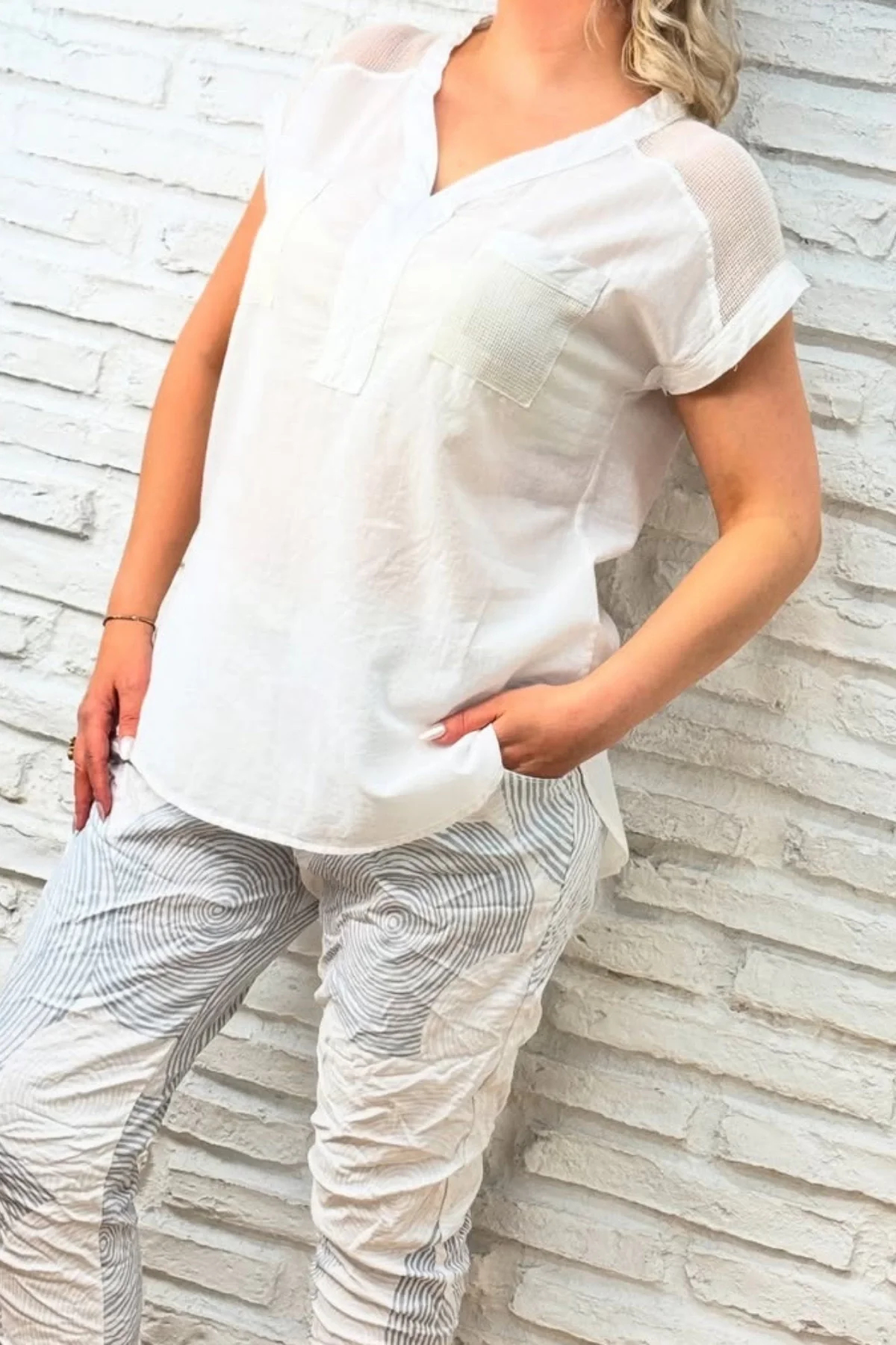 Kadın Beyaz Omzu Ve Cebi FİLE DETAYLI Yıkamalı Keten Kumaş Kısa Kol Buluz Gömlek