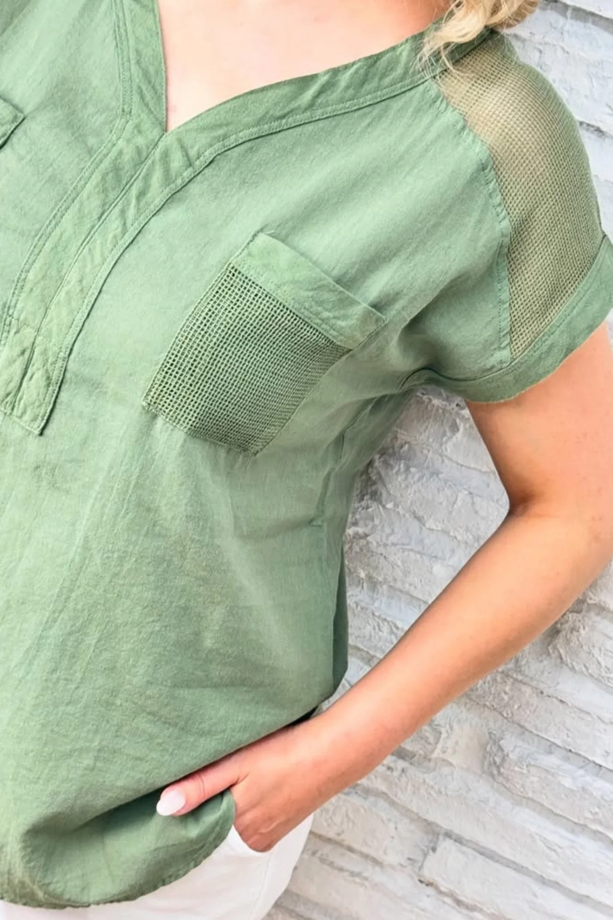 Kadın Yeşil Omzu Ve Cebi FİLE DETAYLI Yıkamalı Keten Kumaş Kısa Kol Buluz Gömlek