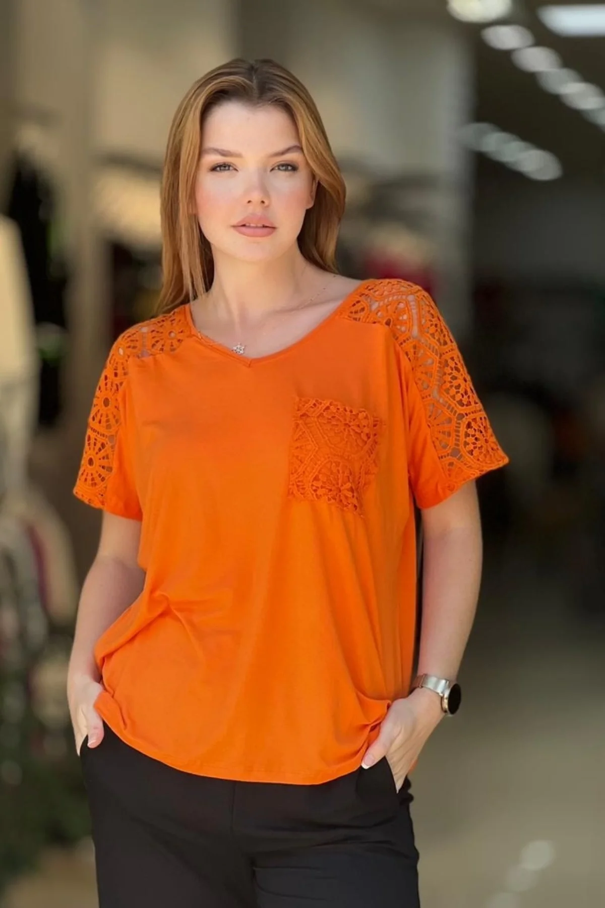 Kadın Turuncu Büyük Beden V Yaka Omzu Ve Cebi Güpürlü Likralı Buluz