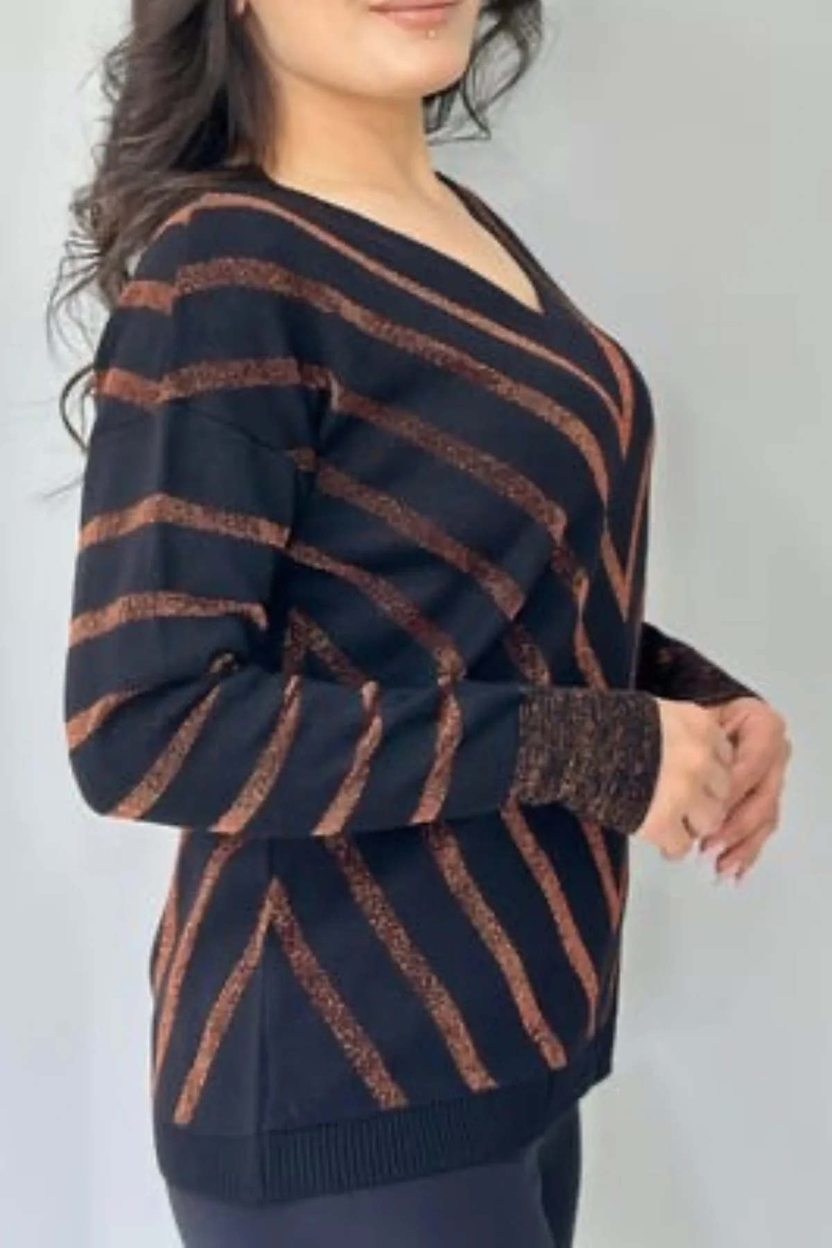 Kadın Kahve V Yaka Verev Sim Çizgili Likralı İnce Tiriko Yumuşak Dokulu Kazak