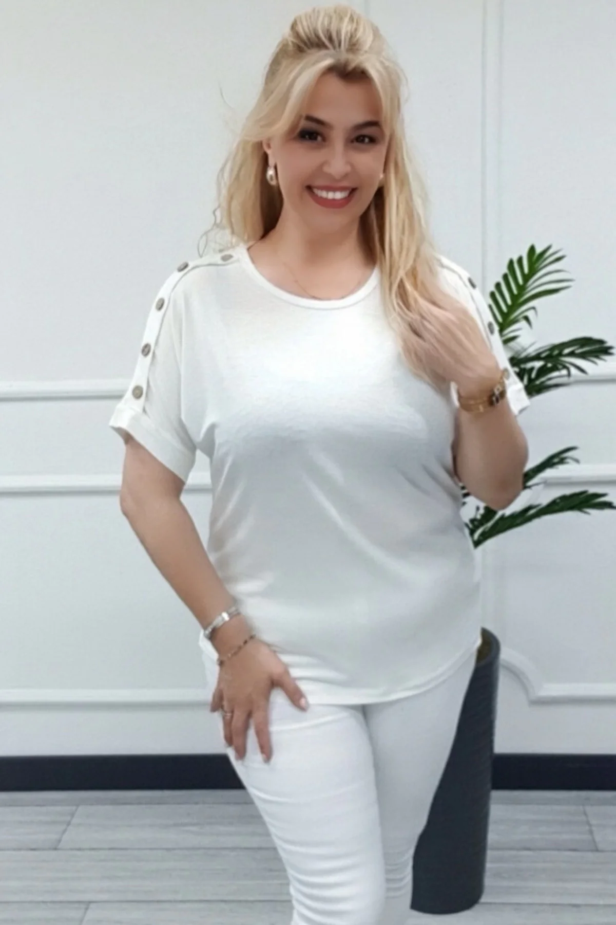 Kadın Ekru Büyük Beden Omuzlar Düğme Detaylı Likralı Buluz