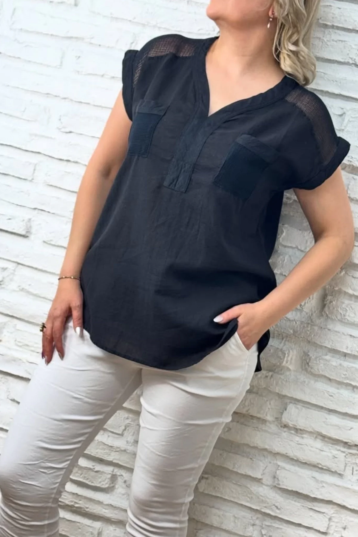 Kadın Siyah Omzu Ve Cebi FİLE DETAYLI Yıkamalı Keten Kumaş Kısa Kol Buluz Gömlek