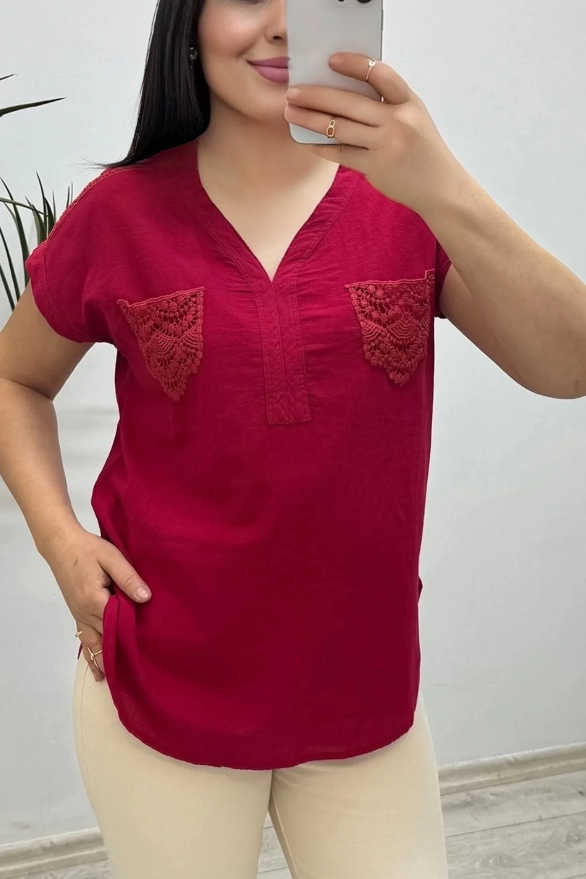 Kadın Kırmızı rengi Omzu Ve Cebi Güpürlü Keten Kumaş Kısa Kol Buluz Gömlek