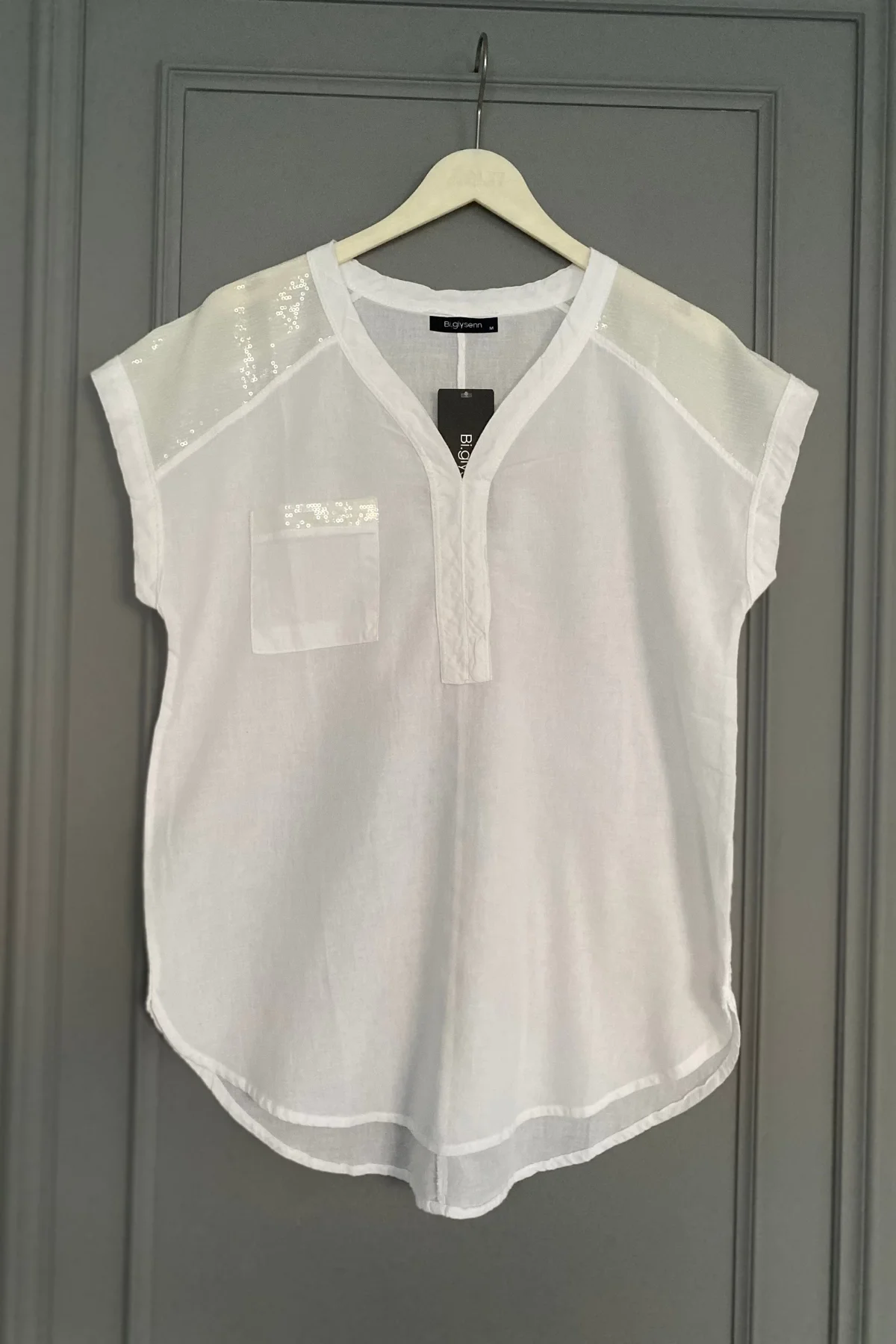 Kadın Beyaz Omzu Ve Cebi Pulpeyet Nkışlı Keten Kumaş Kısa Kol Buluz Gömlek