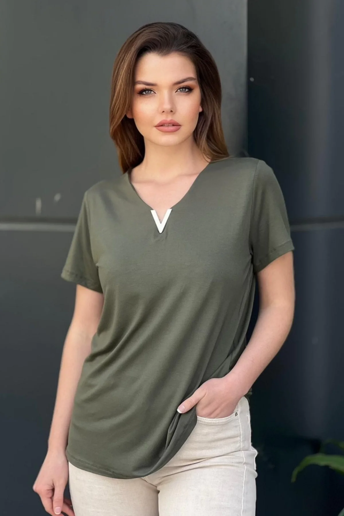 Kadın Yeşil Büyük Beden V Yaka Yakası Metal Aksesuarlı Likralı Kısa Kol Buluz