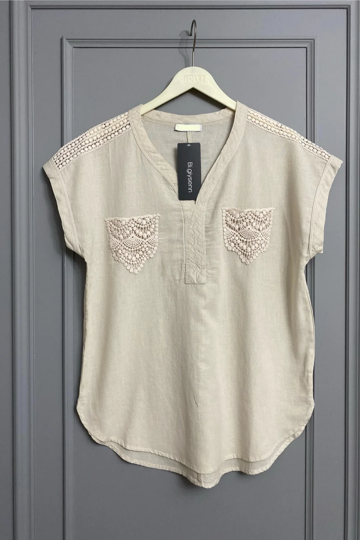 Kadın BEJ rengi Omzu Ve Cebi Güpürlü Keten Kumaş Kısa Kol Buluz Gömlek