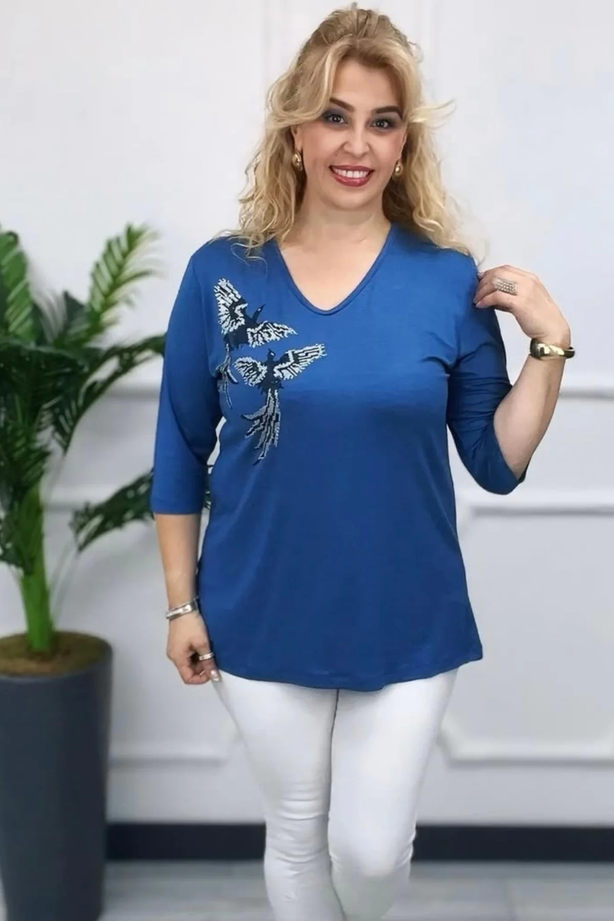 Kadın Mavi Büyük Beden V Yaka Göğsü Taş Baskılı Kuşlu Likralı Buluz