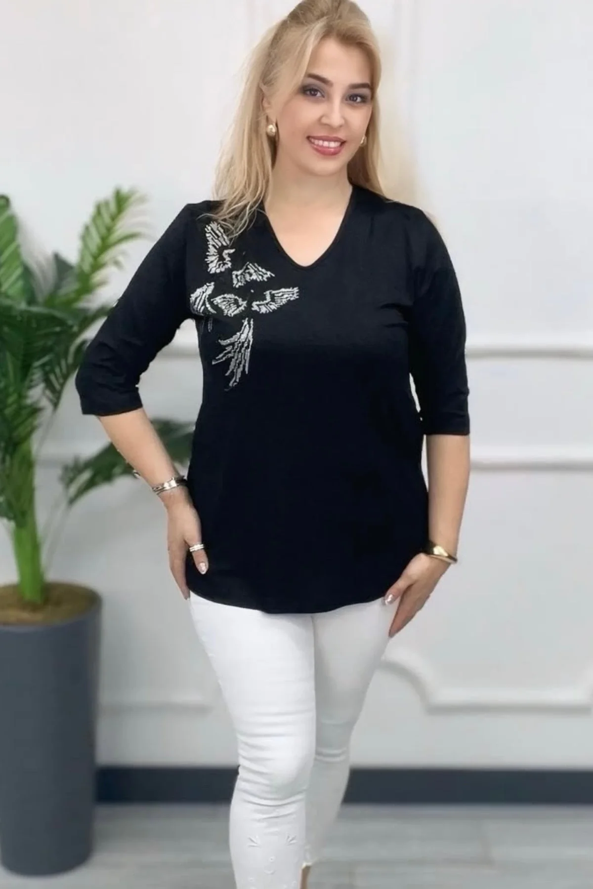 Kadın Siyah Büyük Beden V Yaka Göğsü Taş Baskılı Kuşlu Likralı Buluz
