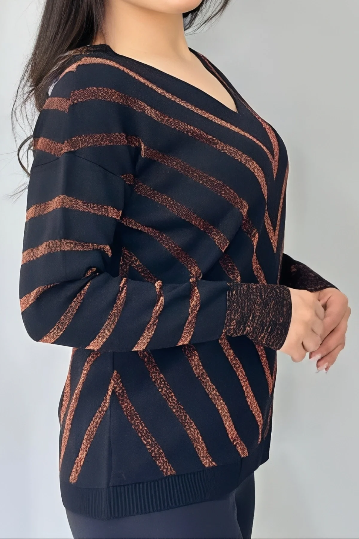 Kadın SİYAH-GOLD Renk V Yaka Simli Verev Çizgili Likralı Tiriko Bluz