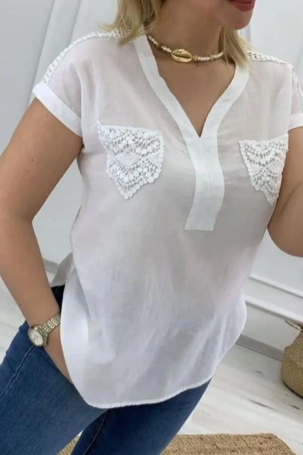 Kadın Beyaz Omzu Ve Cebi Güpürlü Keten Kumaş Kısa Kol Buluz Gömlek