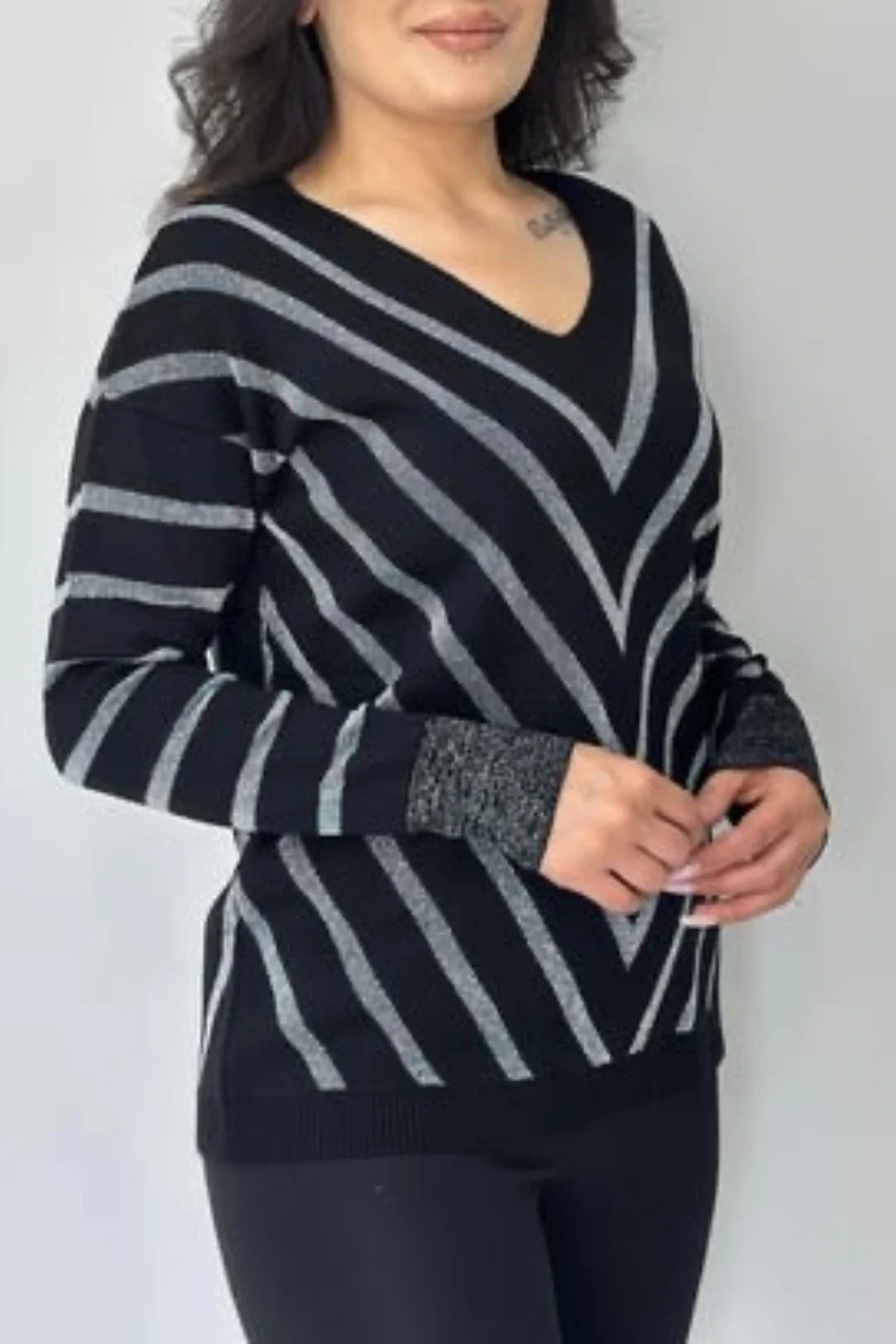 Kadın Siyah V Yaka Verev Sim Çizgili Likralı İnce Tiriko Yumuşak Dokulu Kazak
