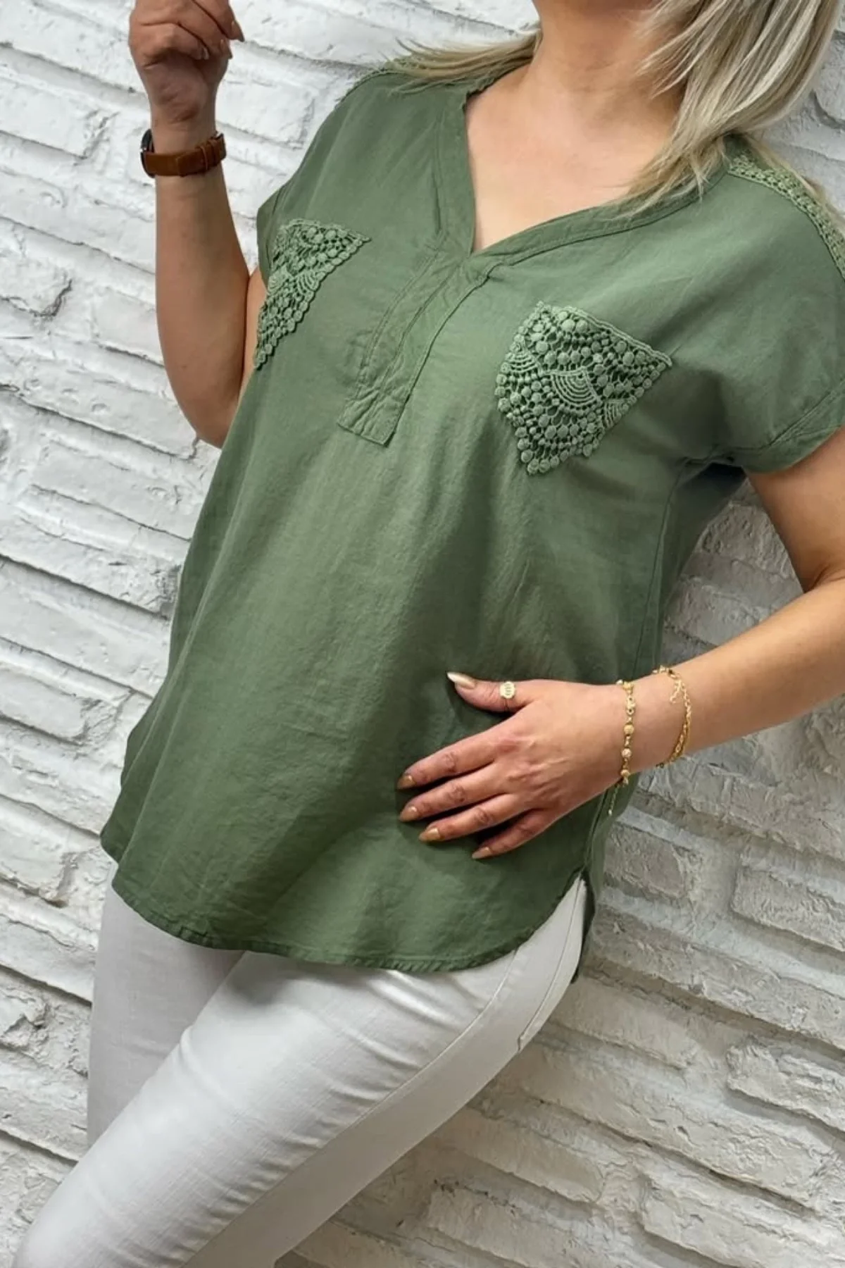 Kadın Yeşil Omzu Ve Cebi Güpürlü Keten Kumaş Kısa Kol Buluz Gömlek
