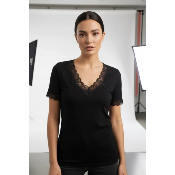 Kadın Siyah V Yaka Yakası Ve Kol Ucu Dantelli Likralı Esnek Kısa Kol Bluz