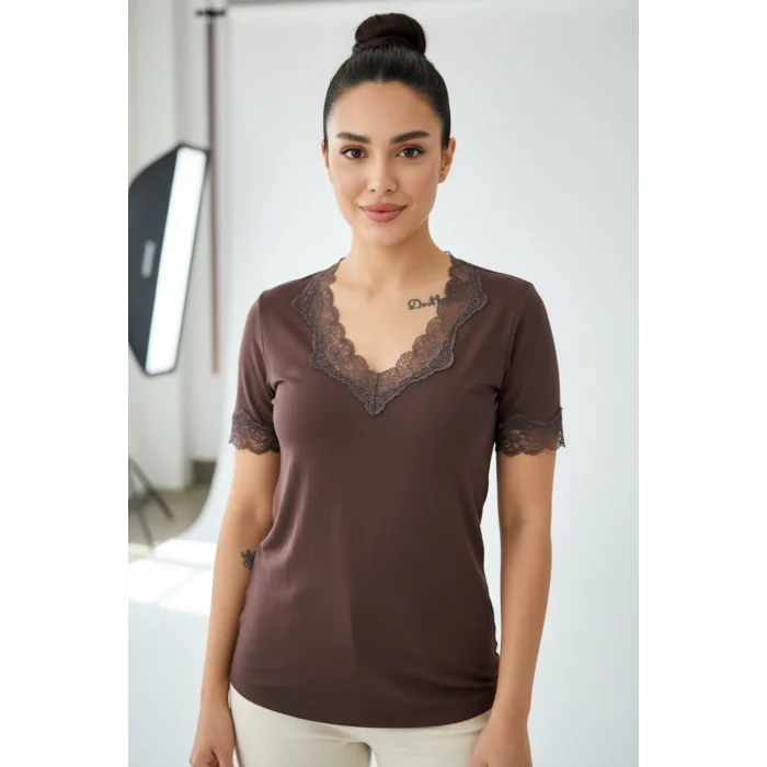 Kadın KAHVE V Yaka Yakası Ve Kol Ucu Dantelli Likralı Esnek Kısa Kol Bluz