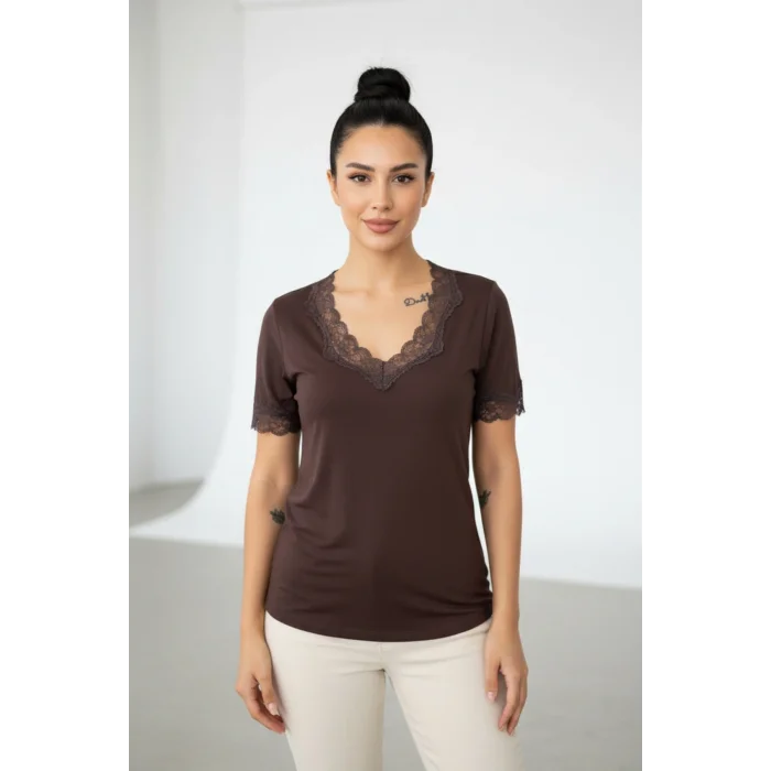 Kadın KAHVE V Yaka Yakası Ve Kol Ucu Dantelli Likralı Esnek Kısa Kol Bluz
